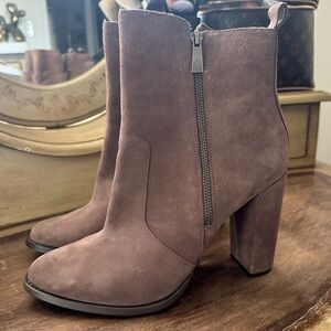 Steve Madden Roooler Taupe Suede Zip Up Ankle Boots, NWOB, Size 10 M